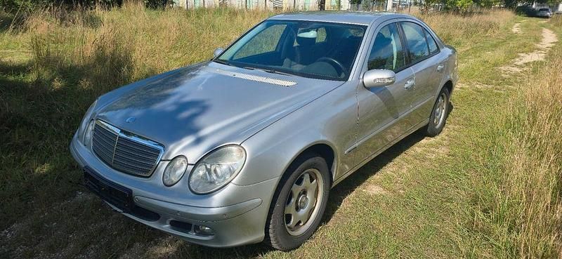 Silber Gebraucht 2005 Mercedes E350 Classic Limousine | 3.800 € (Superpreis) - Bild 1/4