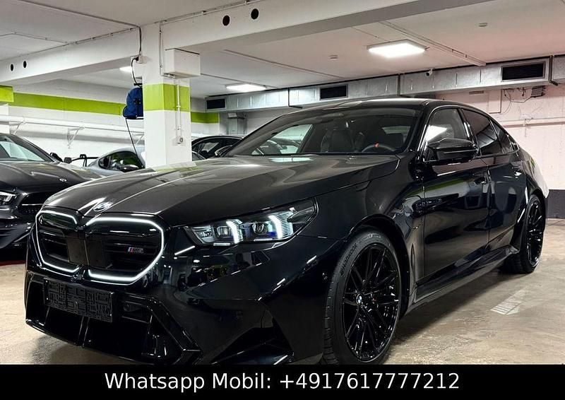 Black sapphire metallic Neu 2025 BMW M5 Performance Limousine | 159.800 € - Bild 1/4
