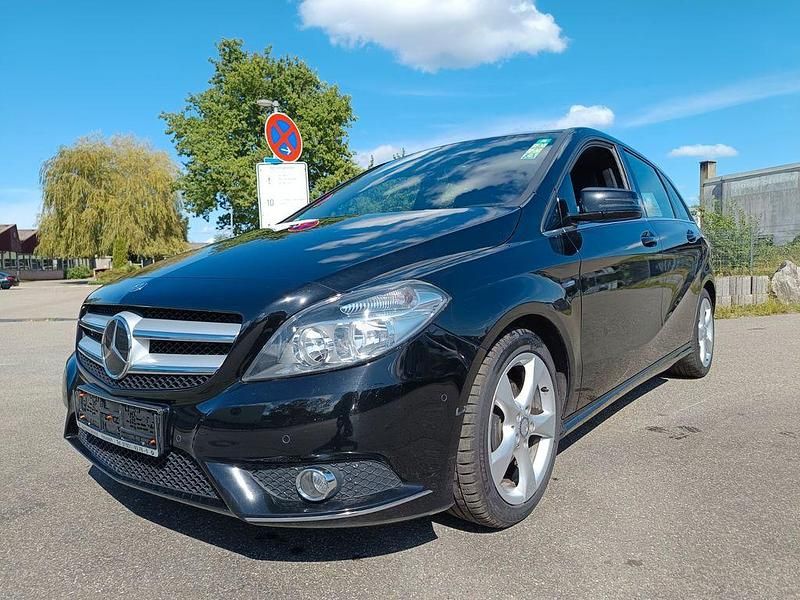 Nachtschwarz Gebraucht 2012 Mercedes B180 Van / Kleinbus | 7.999 € (Guter Preis) - Bild 1/4