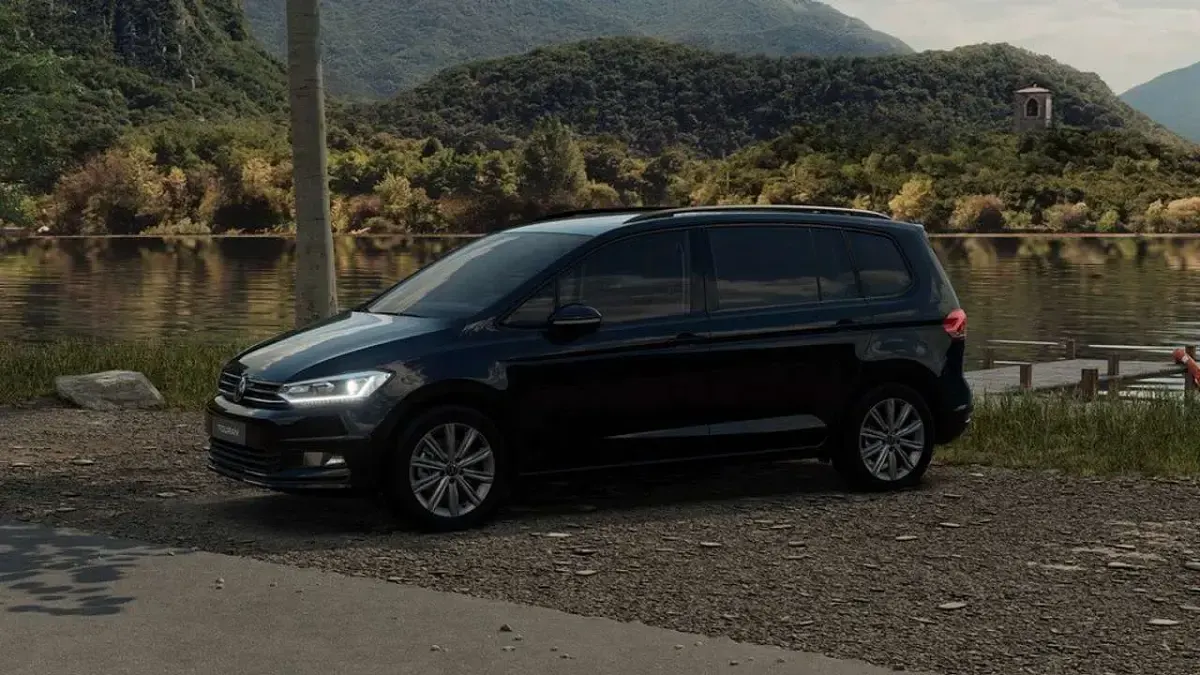 Gebraucht VW Touran Highline 150 PS (110 kW) 2025 Schwarz Van / Kleinbus
