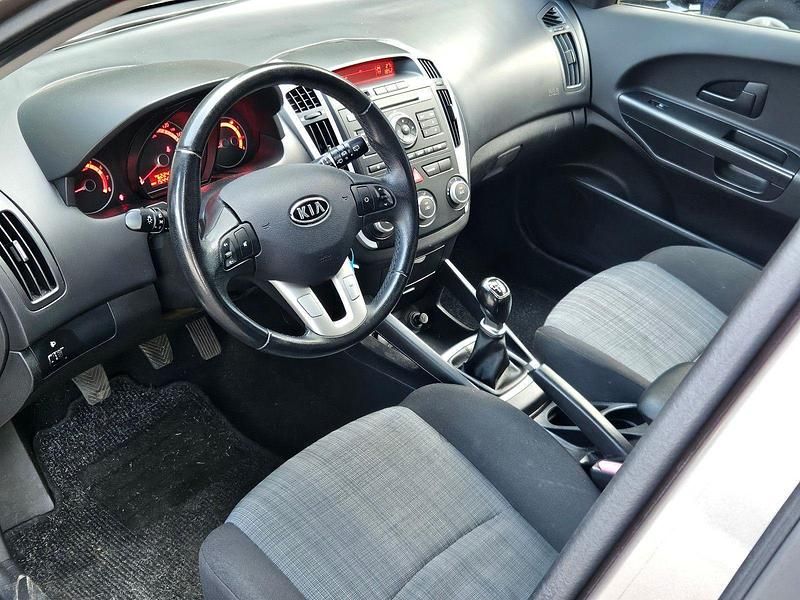 Gebraucht Kia Ceed Vision 105 PS (77 kW) 2012 Beige Kleinwagen