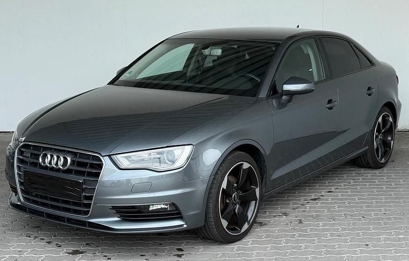 Grau Gebraucht 2015 Audi A3 Comfort Limousine | 12.500 € (Etwas zu teuer) - Bild 1/4