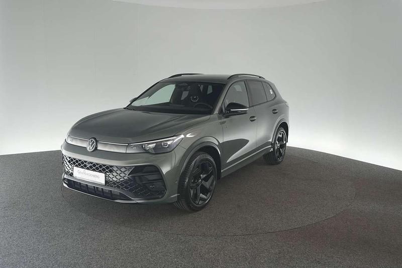 Cipressinogrün metallic Gebraucht 2024 VW Tiguan Style SUV | 35.900 € (Superpreis) - Bild 1/4