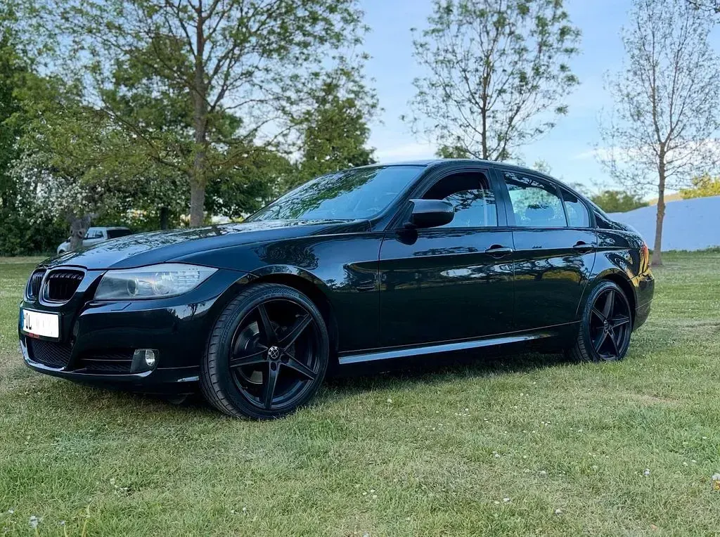 Używany BMW 320 170 KM (125 kW) 2009 Czarny Sedan/Limuzyna