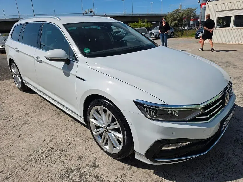 Gebraucht VW Passat Elegance 190 PS (139 kW) 2022 Gletscherweiß metallic Kombi