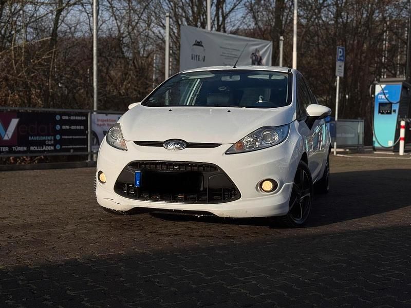 Gebraucht Ford Fiesta 70 PS (51 kW) 2010 Weiß Kleinwagen
