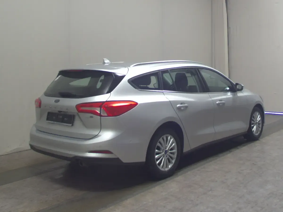 Używany Ford Focus Titanium 125 KM (91 kW) 2021 Srebrny Sedan/Limuzyna