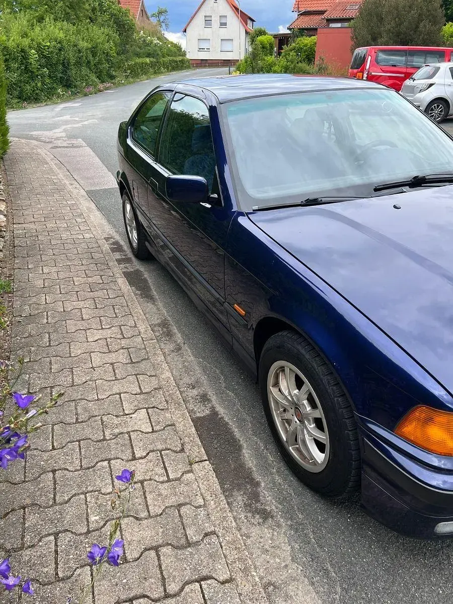 Gebraucht BMW 318 140 PS (102 kW) 1997 Blau Limousine