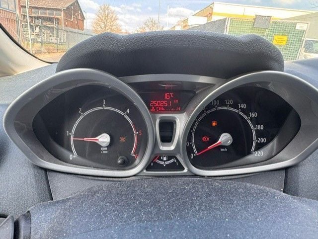 Gebraucht Ford Fiesta Titanium 95 PS (69 kW) 2012 Silber Kleinwagen