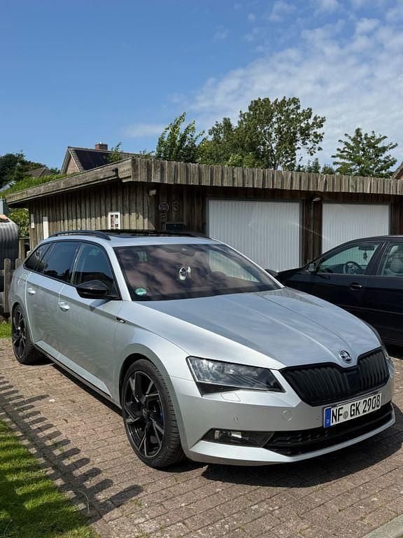 Silber Gebraucht 2017 Skoda Superb SportLine Kombi | 17.999 € (Superpreis) - Bild 1/4