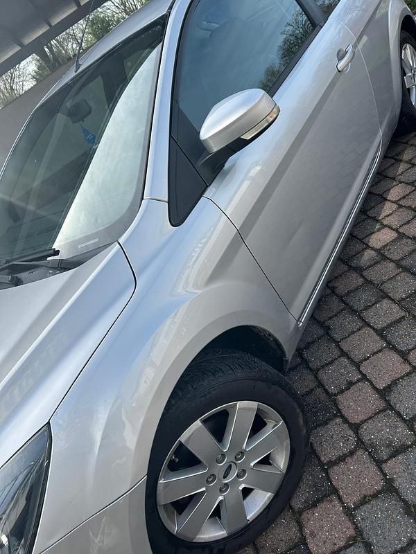 Gebraucht Ford Focus 100 PS (73 kW) 2010 Silber Coupé