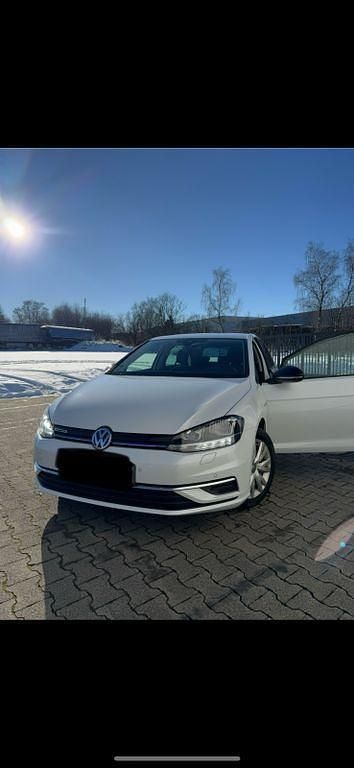 Weiß Gebraucht 2019 VW Golf VII IQ Drive Limousine | 15.500 € (Guter Preis) - Bild 1/4
