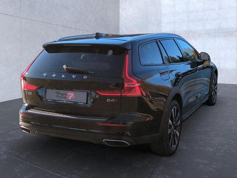 Gebraucht Volvo V60 CC 197 PS (144 kW) 2021 Black stone Kombi