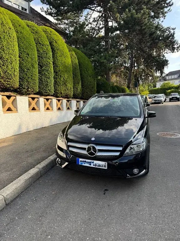 Gebraucht Mercedes B180 109 PS (80 kW) 2014 Schwarz Kleinwagen