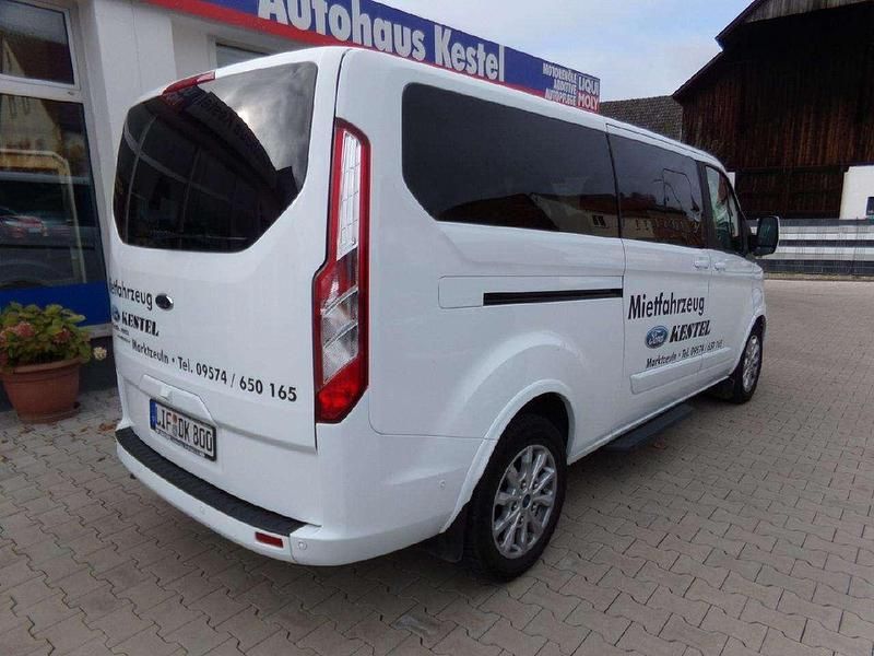 Gebraucht Ford Tourneo Titanium 150 PS (110 kW) 2023 Frostweiß Van / Kleinbus