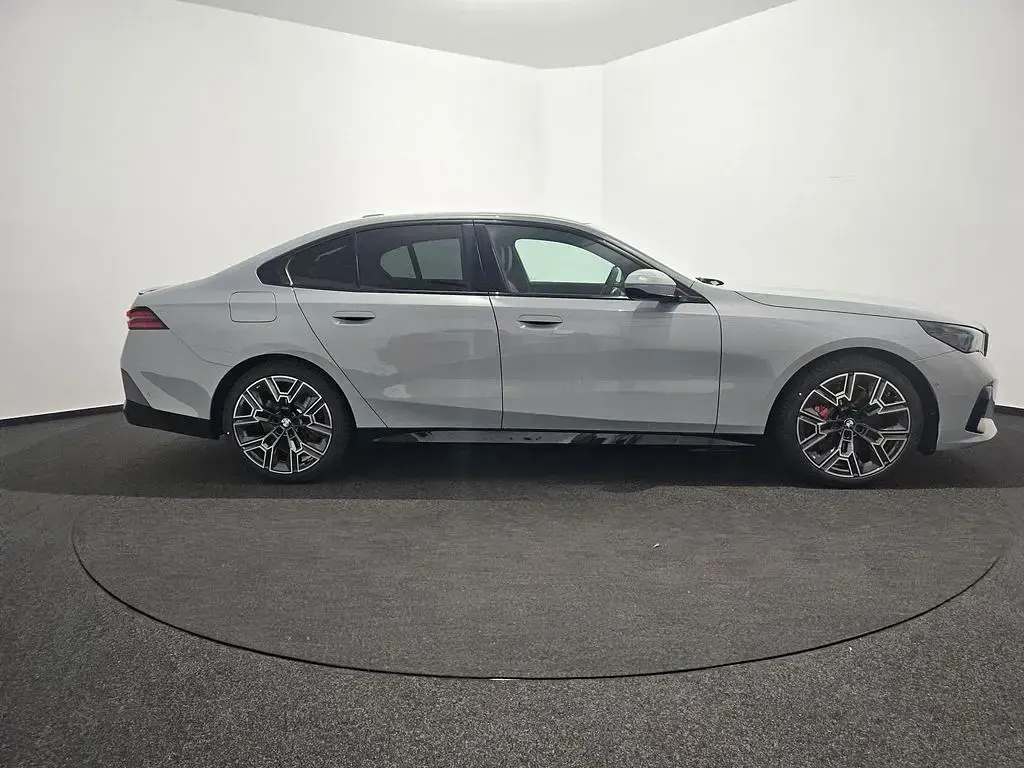Neu BMW 540 M Sport 303 PS (222 kW) 2026 Grau Limousine