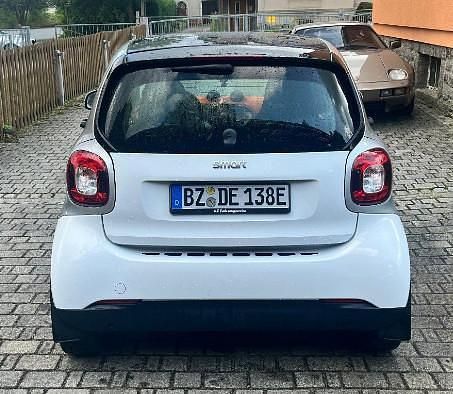 Weiß Gebraucht 2017 Smart ForTwo Electric Drive Passion Kleinwagen | 6.499 € (Fairer Preis) - Bild 1/4