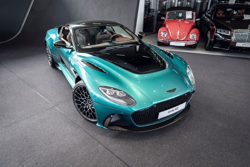Grün Neu 2024 Aston Martin DBS Coupé | 419.900 € (Etwas zu teuer) - Bild 1/4