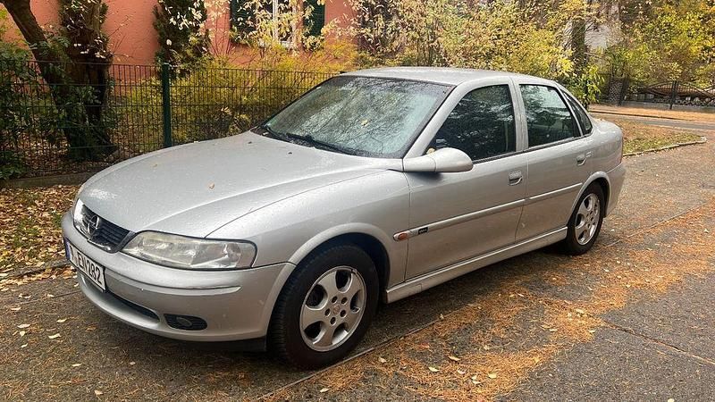 Silber Gebraucht 1999 Opel Vectra Edition Limousine | 2.400 € (Teuer) - Bild 1/4