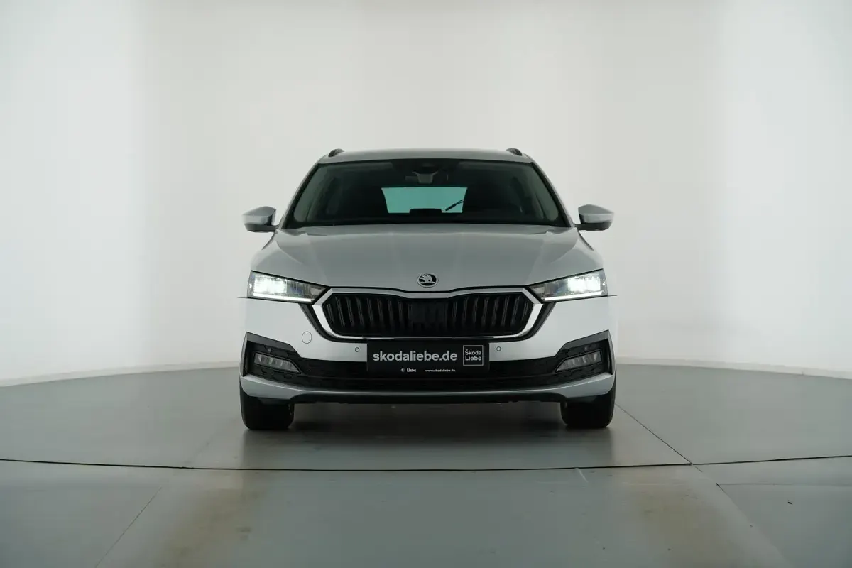 Gebraucht Skoda Octavia Ambition 150 PS (110 kW) 2023 Brilliantsilber metallic Limousine