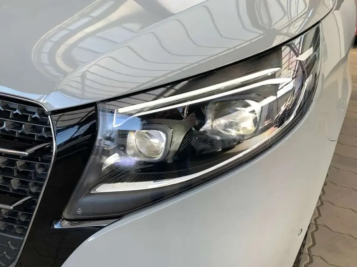 Gebraucht Mercedes V300 Style 237 PS (174 kW) 2025 Grau Van / Kleinbus