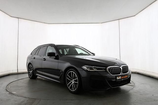 Grau Gebraucht 2023 BMW 520 M Sport Kombi | 36.880 € (Guter Preis) - Bild 1/4