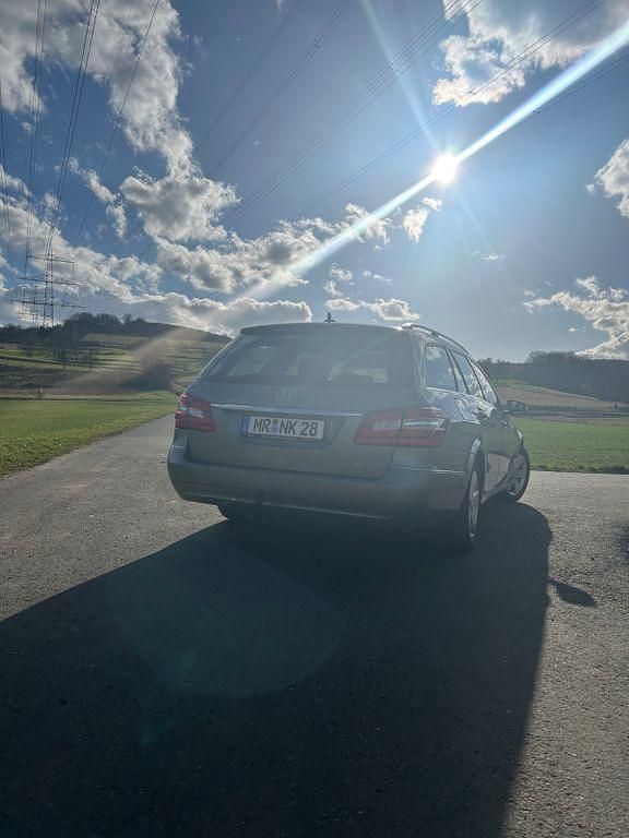 Gebraucht Mercedes E250 204 PS (150 kW) 2010 Grau Limousine