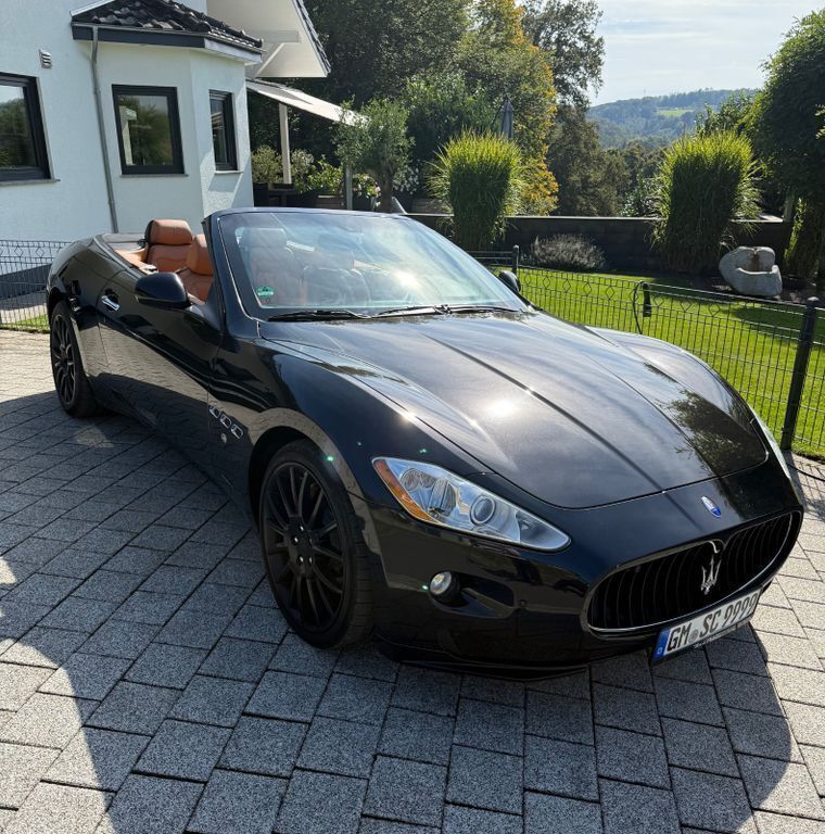 Schwarz Gebraucht 2011 Maserati GranCabrio Cabrio | 47.500 € - Bild 1/4