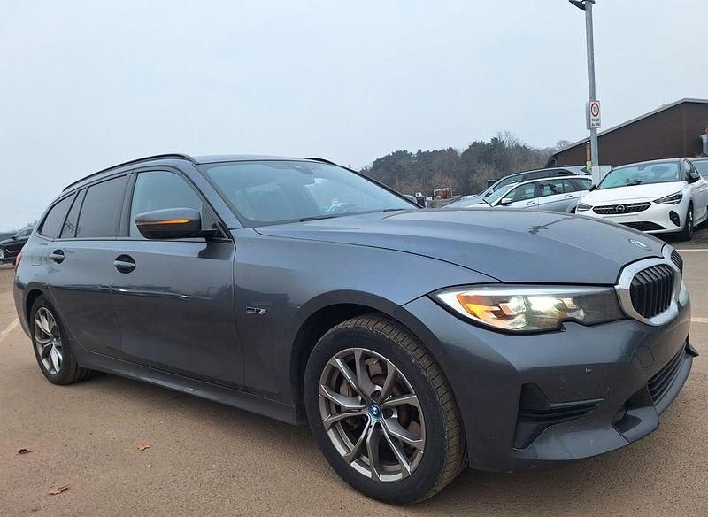 Grau Gebraucht 2021 BMW 330e Sport Line Limousine | 18.990 € (Superpreis) - Bild 1/4
