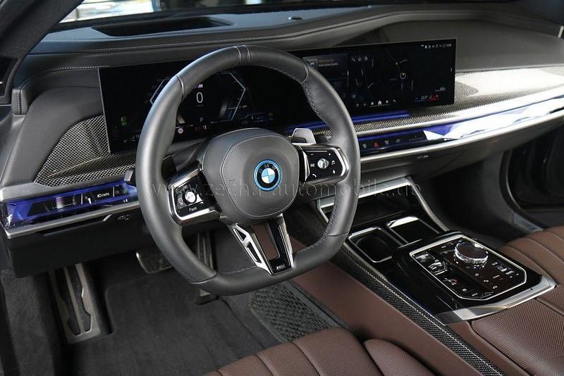 Gebraucht BMW 750e Performance 489 PS (359 kW) 2024 Black sapphire (475) Limousine