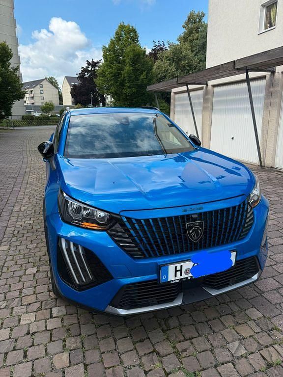 Blau Gebraucht 2024 Peugeot 2008 Allure SUV | 19.950 € (Superpreis) - Bild 1/4
