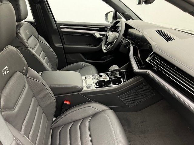 Gebraucht VW Touareg R-line 286 PS (210 kW) 2024 Black metallic SUV