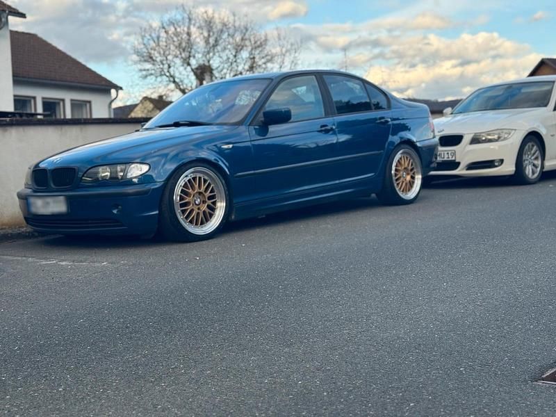 Gebraucht BMW 318 Basis 143 PS (105 kW) 2001 Blau Limousine