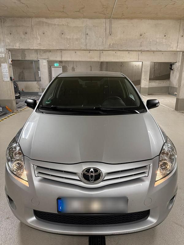 Grau Gebraucht 2011 Toyota Auris Limousine | 3.500 € - Bild 1/4