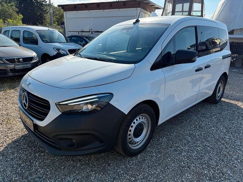 Weiß Gebraucht 2022 Mercedes Citan 110 Kombi | 17.255 € (Etwas zu teuer) - Bild 1/4
