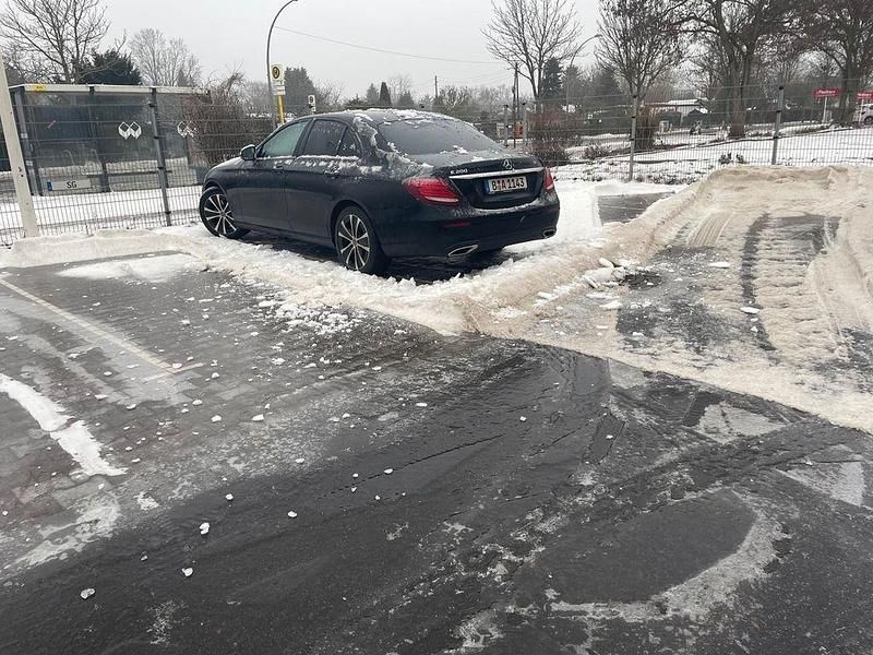 Gebraucht Mercedes E200 197 PS (144 kW) 2020 Schwarz Limousine