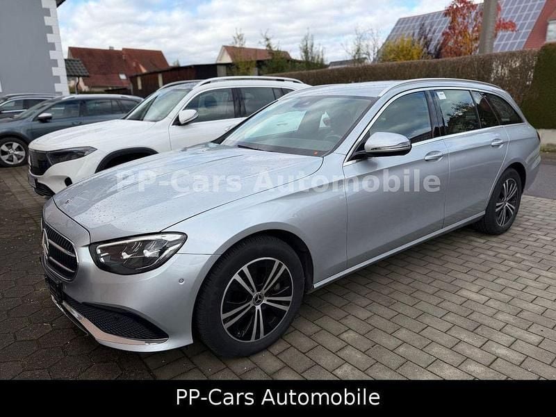Silber Gebraucht 2022 Mercedes E220 Limousine | 25.550 € - Bild 1/4