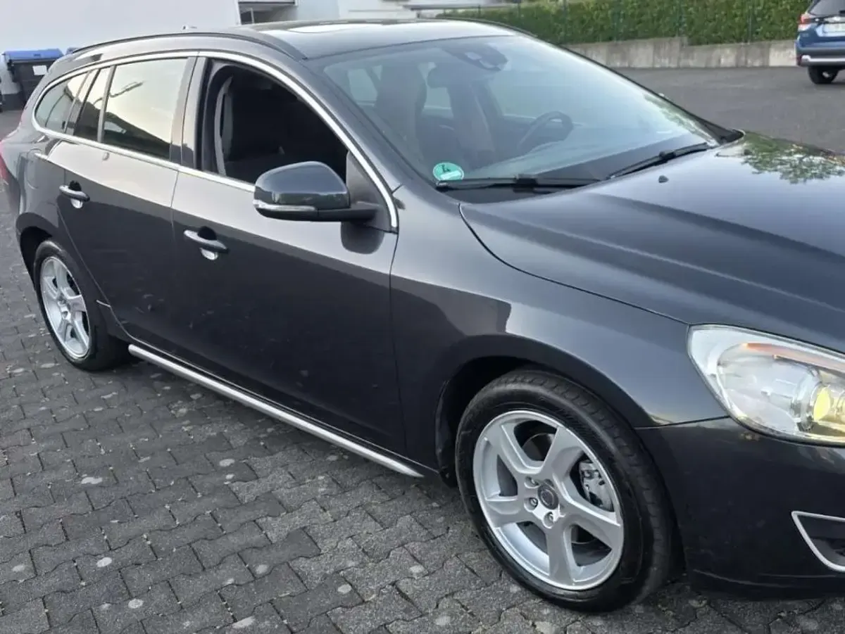 Gebraucht Volvo V60 Momentum 163 PS (119 kW) 2011 Savile grey / metallic Kombi