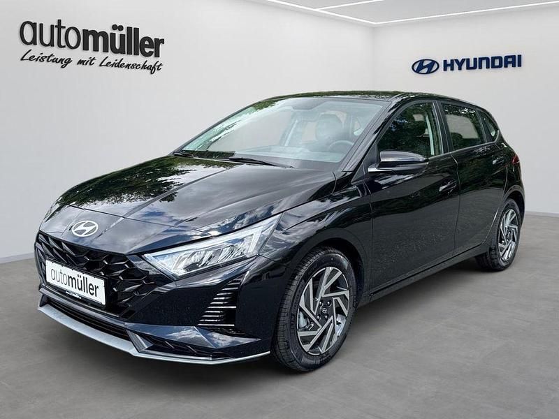 Schwarz Neu 2025 Hyundai i20 Trend Limousine | 22.888 € (Etwas zu teuer) - Bild 1/4