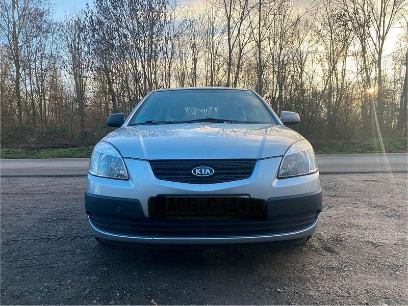Grau Gebraucht 2006 Kia Rio Base Limousine | 1.200 € (Guter Preis) - Bild 1/4