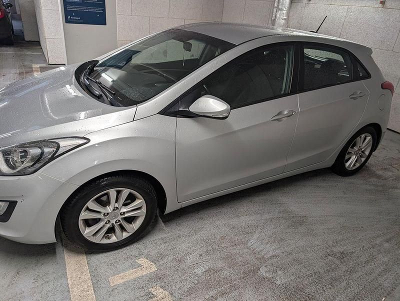 Gebraucht Hyundai i30 Edition 100 PS (73 kW) 2014 Silber Limousine