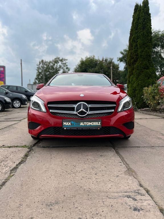 Rot Gebraucht 2015 Mercedes A200 StreetStyle Limousine | 15.000 € (Etwas zu teuer) - Bild 1/4