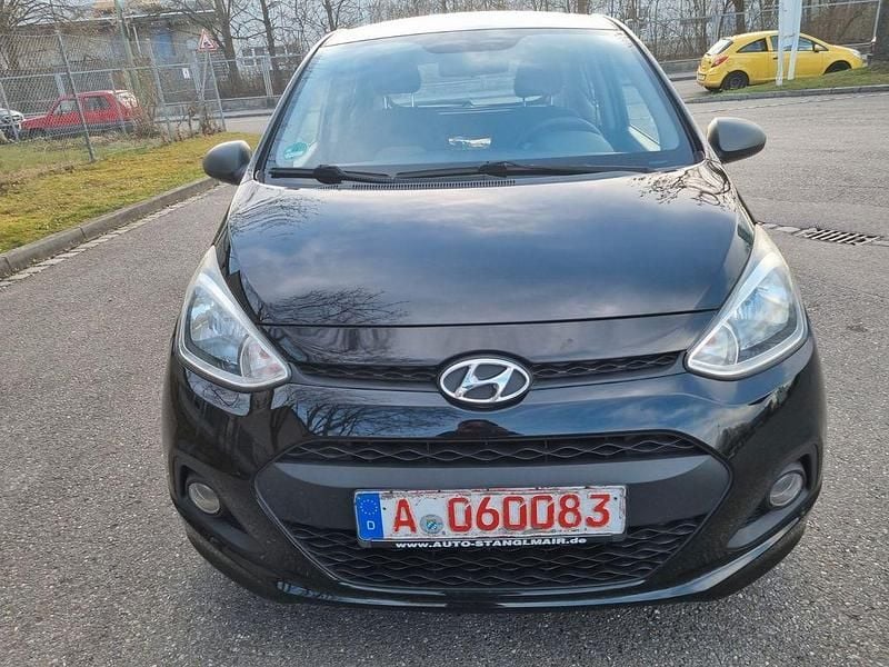 Gebraucht Hyundai i10 67 PS (49 kW) 2016 Schwarz Kleinwagen