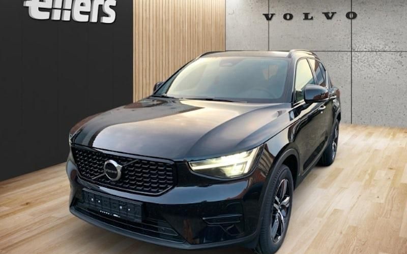 Schwarz Neu 2025 Volvo XC40 Plus SUV | 47.900 € (Fairer Preis) - Bild 1/4