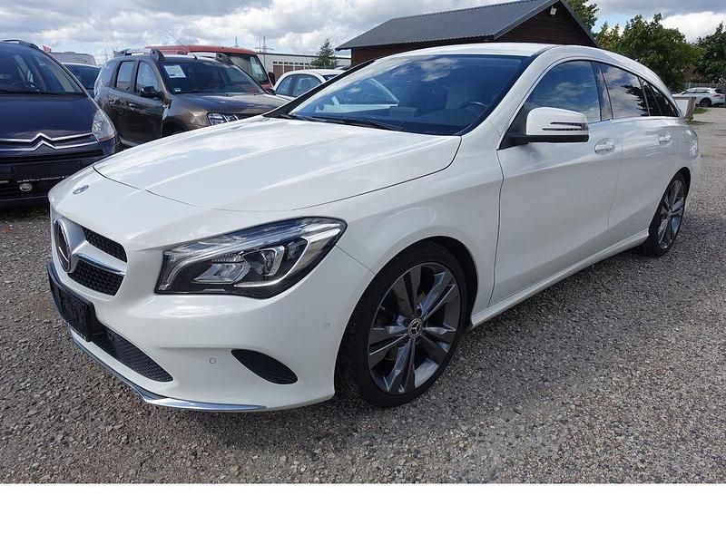 Weiß Gebraucht 2017 Mercedes CLA200 Shooting Brake Urban Kombi | 17.950 € (Fairer Preis) - Bild 1/4