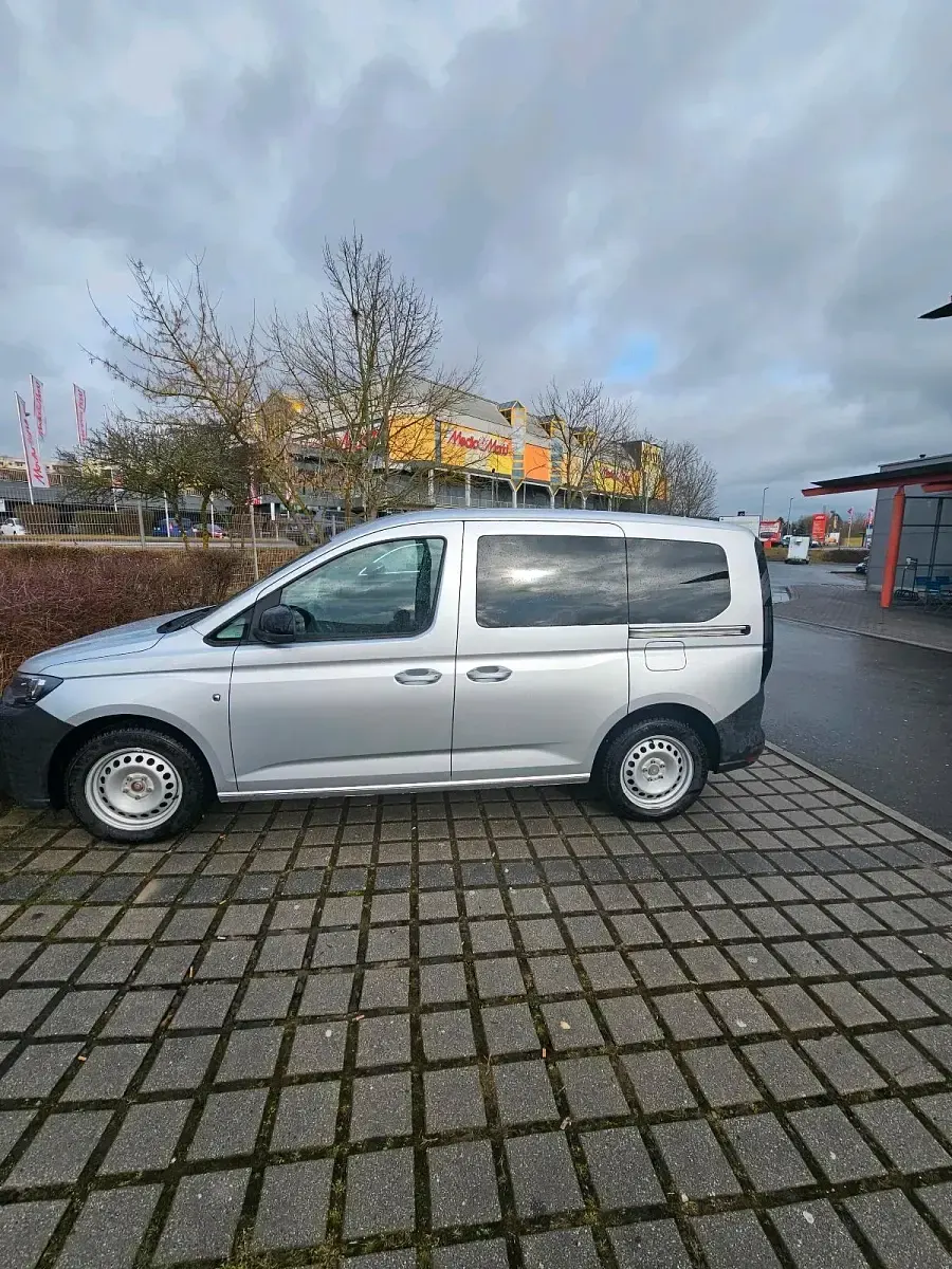 Gebraucht VW Caddy 90 PS (66 kW) 2024 Silber Van / Kleinbus