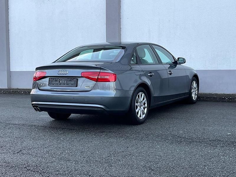 Gebraucht Audi A4 Attraction 136 PS (100 kW) 2014 Grau Limousine
