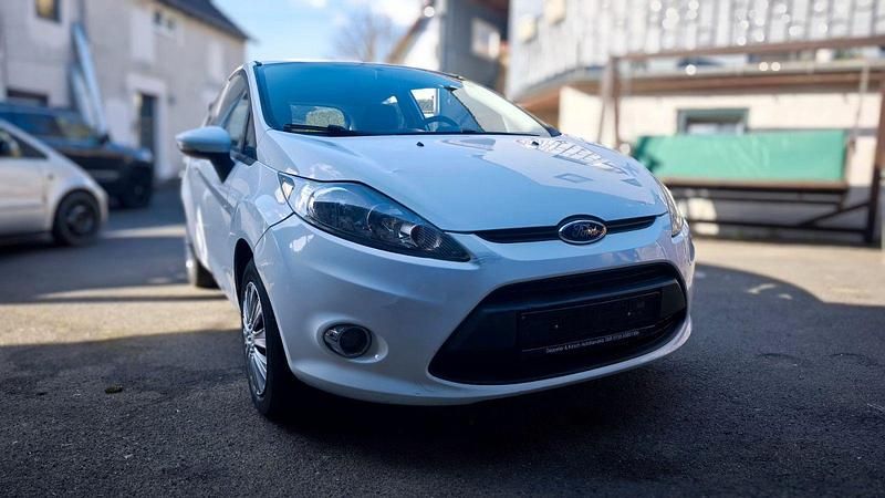 Gebraucht Ford Fiesta 60 PS (44 kW) 2012 Weiß Kleinwagen