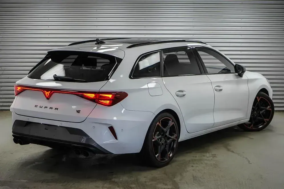 Gebraucht Cupra Leon VZ 333 PS (244 kW) 2025 Glacial white metallic (2y) Kombi