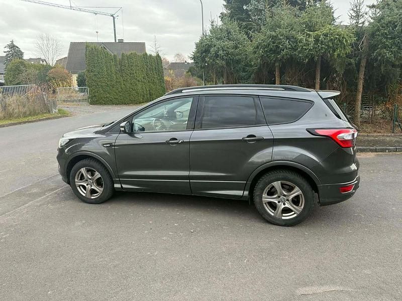 Grau Gebraucht 2018 Ford Kuga ST-Line SUV | 11.500 € (Fairer Preis) - Bild 1/4